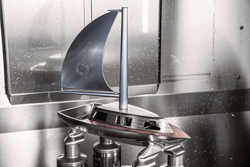 Das Segelboot stellt bei Hermle zukünftig symbolisch die beiden Technologien additive Fertigung und 5-Achs-Fräsbearbeitung alles aus einem Haus dar. (maikgoering photography)