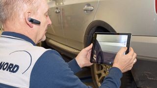 TÜV-Nord-Mitarbeiter Michael Grigoleit erstellt per Livestream mit einem TÜV-Nord-Sachverständigen in der Zentrale Sofortgutachten für das Autohaus Vorbeck in Hamburg.  (Bild: »kfz-betrieb« / Schweitzer)