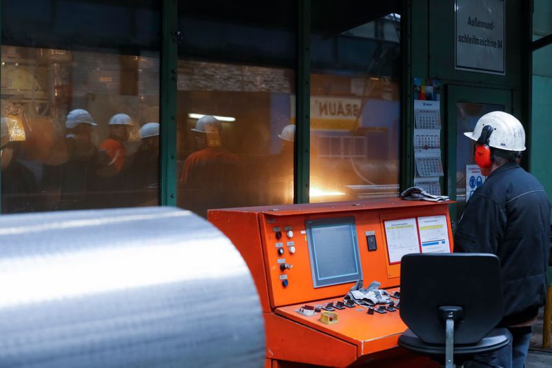 Damit die Pipelinerohre über viele Jahre den Belastungen standhalten, muss schon in der Produktion auf Qualität geachtet werden. (Messe Düsseldorf/ctillmann)