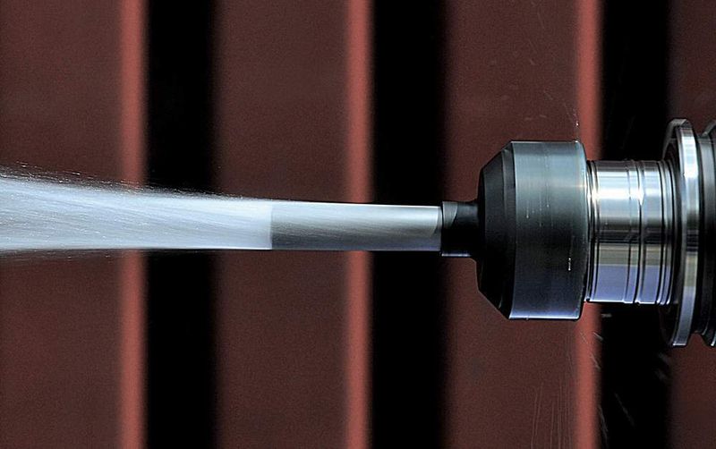 Bild 4: Die neue Kühlscheibe Coolant Flush Disk führt den Kühlschmierstoff durch den Führungshals entlang des Werkzeugschaftes zielgenau in die Zerspanungszone. (Archiv: Vogel Business Media)