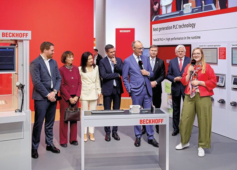 Besuch auf dem Beckhoff Messestand im Rahmen des Eröffnungsrundgangs des Bundeskanzlers auf der Hannover Messe 2026: Johannes Beckhoff (Produktmanagement, Beckhoff Automation), Charlotte Merz, Katherina Reiche (CDU, Bundesministerin für Wirtschaft und Energie), Olaf Lies (SPD, Ministerpräsident von Niedersachsen), Bundeskanzler Friedrich Merz (CDU), Valdis Dombrovskis (Kommissar für Wirtschaftlichkeit und Produktivität in der Europäischen Kommission), Hans Beckhoff (Geschäftsführender Gesellschafter von Beckhoff Automation) und Frederike Beckhoff (Corporate Development, Beckhoff Automation), (v. l. n. r.). (Bild: Beckhoff Automation)