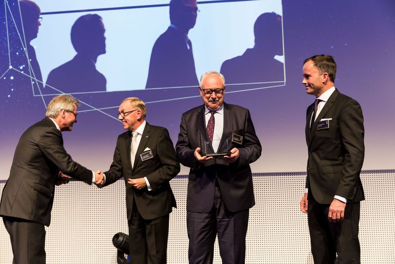 ...einer ganzen Branche einen Preis zu verleihen. Laut Jury hat zum Them Globalization der deutsche Mittelstand einen symbolischen Preis verdient. Die Industrieverbände ZVEI mit Präsident Michael Ziesemer (zweiter von rechts) und VDMA mit Dr. Ralph Wiechers, Mitglied der Hauptgeschäftsführung, nehmen die Auszeichnung dankbar entgegen. (Stefan Bausewein)