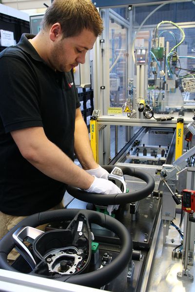 An der Montagelinie wechseln sich manuelle mit automatischen Stationen ab.  (Atlas Copco Tools)