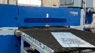 Die beidseitig arbeitende Schleif- und Entgratmaschine SBM - L 2000 G1S2 wurde rein für den Edelstahl und Aluminiumbetrieb angeschafft. Auf dieser Anlage werden bei Plersch die Formate von 150 mm x 50 mm bis 1700 mm x 2500 mm bearbeitet.  (Bild: Lissmac)