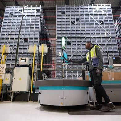 Das automatisierte Lagersystem von Exotec setzt auf mobile Roboter und vertikale Lagerung. (Bild: Exotec)