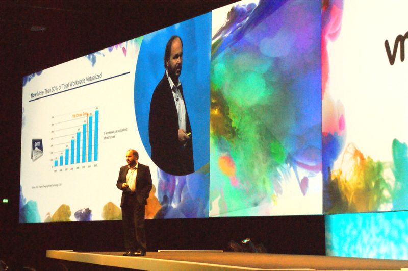 Paul Maritz, Gründer und Chef von VMware hielt die letzte Keynote auf der VMworld 2011. Er zeichnet das Bild einer zukünftigen IT, die geprägt ist durch das Cloud-Computing. „Wir sprechen hier von Milliarden an Devices, nicht nur PCS. Wie sprechen von neuen Programmiersprachen und –stilen – von HTML5 bis Frameworks und XaaS. Neue Arten von Anwendungen müssen in Echtzeit zur Verfügung stehen und hochgradig skalierbar sein, auf neuen Plattformen.“ Virtualisierung ist der Startpunkt, um in diese Zukunft zu gelangen. Doch welche Aufgabe sieht Maritz für VMware? Seine Kunden, aber auch VMware stellten sich die Frage: Wie lässt sich auf der neuen Infrastruktur arbeiten, was bringt die Kosten herunter und mehr Effizienz in alte und neue Anwendungen? Denn ohne Lösungen dafür, könne die Zukunft nicht beginnen, so Maritz. In der Zukunft warteten wahre Monster an virtualisierten Maschinen, die die Grundlage der Clouds bildeten. Die Management-Tools, die VMware entwickle, zukaufe und weiterentwickle hätten „operative Effizienz“ zum Ziel, also das Meistern dieser Monster.  (Archiv: Vogel Business Media)