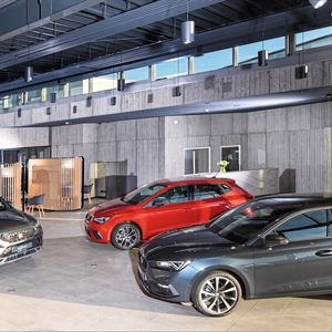 Entstanden ist ein Showroom gemäß dem Cupra-Garage-Design mit einerseits Beton-Optik ...(Bild:  Scherer-Gruppe/Thorsten Gauls)