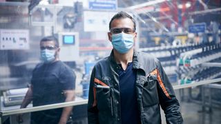 Ursprünglich sollten 5.400 Arbeitsplätze in Deutschland dem Rotstift zum Opfer fallen, also 500 mehr als nun umgesetzt. Teilweise sind „Insourcing-Maßnahmen” der Grund: Beschäftigte wurden umgeschult und sind nun in Bereichen tätig, wo bisher externe Dienstleister eingesetzt wurden. (Bild: Ford)