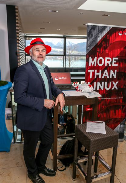 Hubert Schweinesbein von Gold-Sponsor Red Hat am Stand (Bild: SEP)