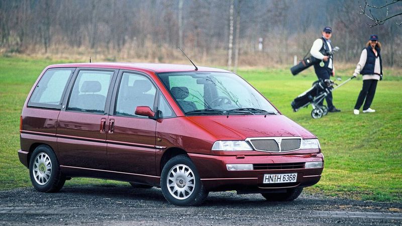 Den sogenannte Eurovan mit bis zu acht Sitzplätzen gab es ab Juni 1994 als Citroën Evasion, Fiat Ulysse, Peugeot 806 und Lancia Zeta. Er besaß Schiebetüren für den Fond. Die Sitzplatzkonfigurationen bildeten zwei Einzelsitze vorn und drei einzelne, entnehmbare Sitze in der mittleren Reihe, zusammen mit wahlweise zwei einzeln entnehmbaren Sitzen oder einer Sitzbank in der dritten Reihe. Die Eurovans entsprachen in den Maßen dem Renault Espace, besaßen aber einen längeren Radstand. Sie waren jedoch kleiner als amerikanische Vans wie der Chrysler Voyager, der auch in Europa sehr populär war. (Bild: Hersteller)