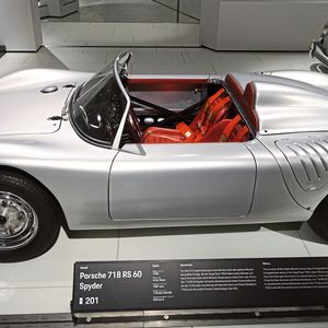 Der Porsche 550 wurde aus dem Porsche 356 weiterentwickelt. Er besaß einen aus Rohren zusammengeschweißten flachen Kastenrahmen. Darüber saß die 90 Kilogramm schwere mittragende Karosserie aus Leichtmetall. Die ersten 1953 produzierten Fahrzeuge waren geschlossene Coupés für Langstreckenrenneinsätze wie zum Beispiel in Le Mans oder offene Spyder. Der Wagen hatte in der Coupé-Ausführung ein Fahrgewicht von gerade einmal 550 Kilogramm.(Bild:  Dominsky – VCG)