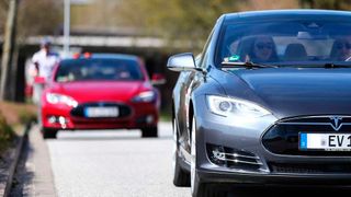 Unterwegs mit Autopilot (Symbolbild): Entsprechend manipuliert, lässt sich damit betrunken und schlafend über die Autobahn brettern. So geschehen in Oberfranken. (Bild: Tesla)