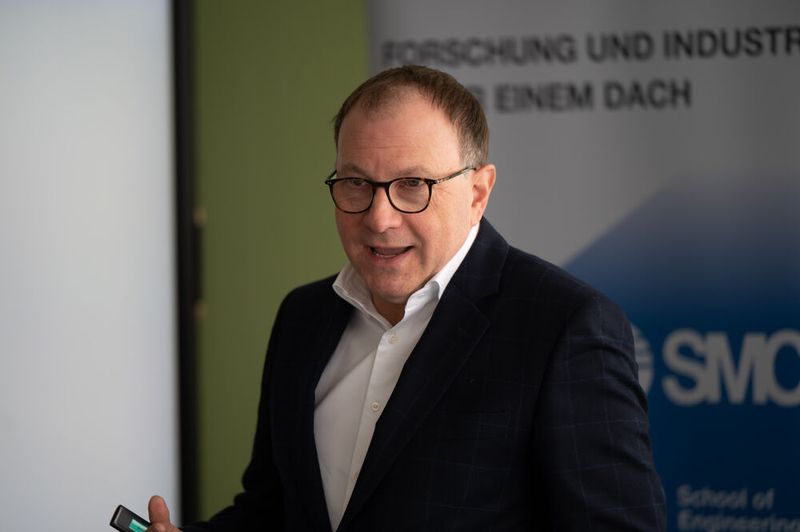 ... gleichzeitig wies er auf Herausforderungen wie volatile Märkte und steigende Anforderungen an Transparenz hin. (Bild: SMC Schweiz AG)