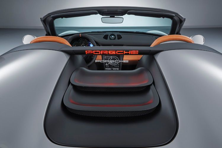 Sie ist geprägt von einer Doppelhutze, seit dem 911 Speedster von 1988 Tradition dieser Bauart. (Bild: Porsche)