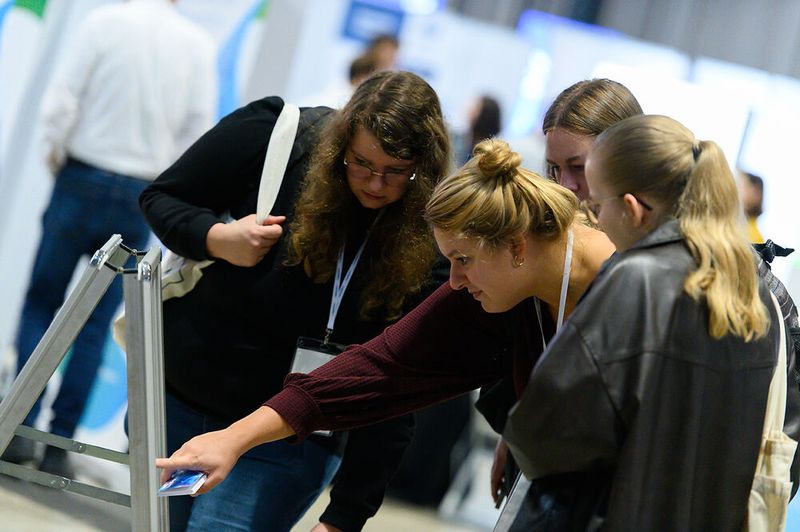 Wo geht es hin? Aufsteller zeigen das Vortragsprogramm des Messetages.      Mehr Infos zu den kommenden LAB-SUPPLY-Messen finden Sie auf www.lab-supply.info (Bild: Stefan Stark)