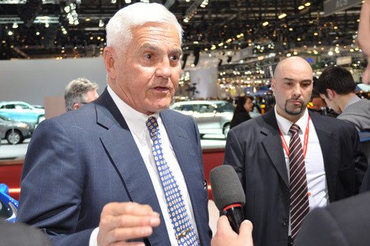 GM-Vize Bob Lutz überraschte auf dem Genfer Autosalon mit der Ankündigung, in Europa künftig auch die Corvette über das Chevrolet-Partnernetz vermarkten zu wollen. (Archiv: Vogel Business Media)
