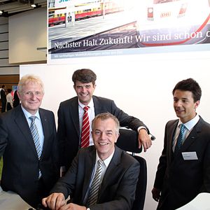 NRW-Umweltminister Johannes Remmel am Steuerstand des neuen ICx, umrahmt von Siemens NRW-Chef Herbert K. Meyer, Siemens-Deutschlandchef Rudolf Martin Siegers und Marc Tillmanns aus dem Siemens-Werk Krefeld, wo Aszubildende den Simulatorstand gebaut haben.