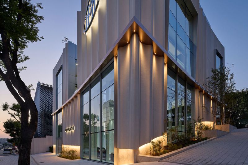 Das „Maybach Brandcenter“ in der koreanischen Metropole ist weltweit das erste seiner Art. (Bild: Mercedes-Benz AG)