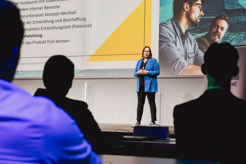 Agile Coach Anja Wegert erläuterte anhand von praktischen Beispielen Methoden, Tools und Vorgehenswesen, die in konkreten Projekten zu einer effektiveren Zielerreichung durch agile Hardwareentwicklung geführt haben. (Bild: Stefan Bausewein - VCG)