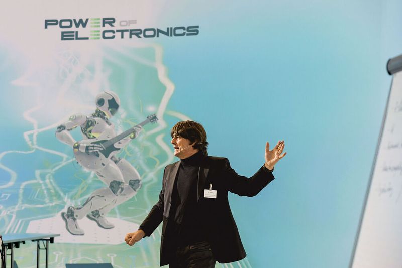Entwickler treffen Entwickler. Auf dem Fachkongress Power of Electronics am 29. und 30. September in Würzburg stehen die Themen Wärmemanagement (ehemals Cooling Days),  Leiterplattentechnik, Power-Design und Power Systems, Kreislaufwirtschaft sowie Relaistechnik im Fokus. (Bild: Stefan Bausewein)