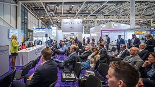 Mit zwei Themenbühnen, mehr als 30 Sessions und neuen Roundtables will die Chemspec Europe 2026 aktuelle Branchenfragen aus Fein- und Spezialchemie noch gezielter in den Fokus rücken. (Bild: Reed Exhibitions)