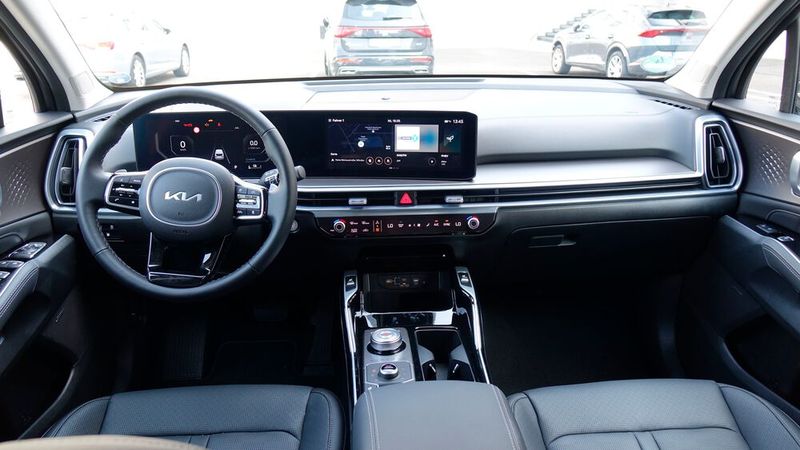 Einzug hielt beispielsweise das freistehende, gewölbte Panoramadisplay. (Bild: Rosenow – VCG)