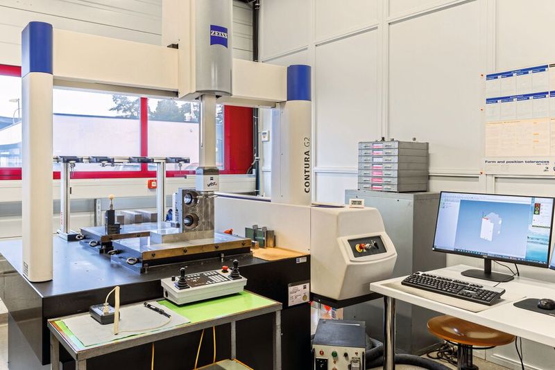 Le contrôle dimensionnelle des pièces est effectué avec une machine de mesure tridimensionnelle à portique Zeiss Contura G2.   (Source : Rostan Suisse SA)