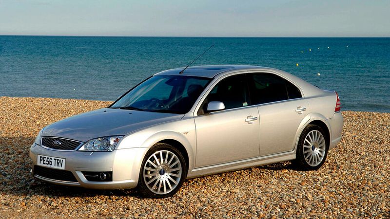 Die ab 2000 gebaute dritte Mondeo-Generation, unter Chefdesigner J. Mays in kühlem, von Audi beeinflussten Stil gezeichnet, blieb weitgehend ein europäisches Auto. (Bild: Ford)