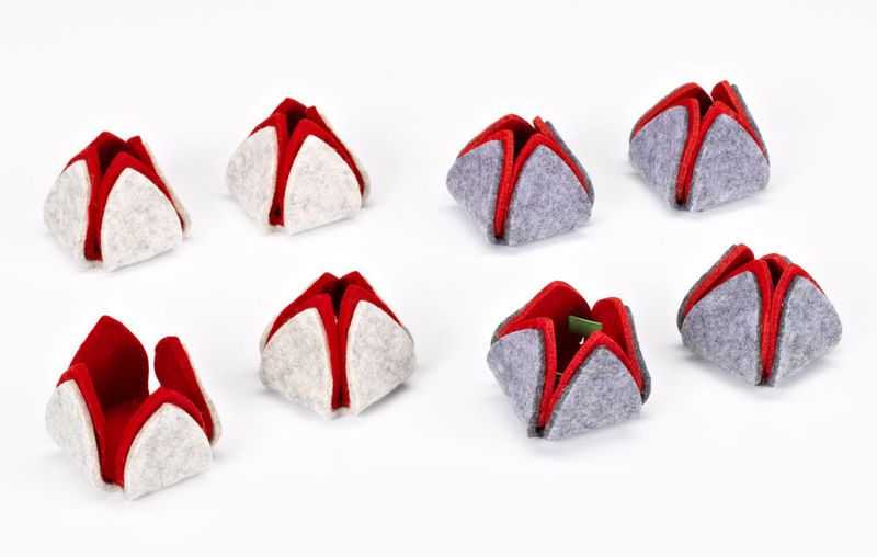 Plagiarius-Preisträger 2016: Boden- und Möbelschoner „DerMöbelschuhfürFlüstermöbel“, links Originale: formpartner UG (haftungsbeschränkt), Hannover, Deutschland, rechts Plagiate: Hebei Huaxing Felt Co., Ltd., Hebei, VR China (Aktion Plagiarius)