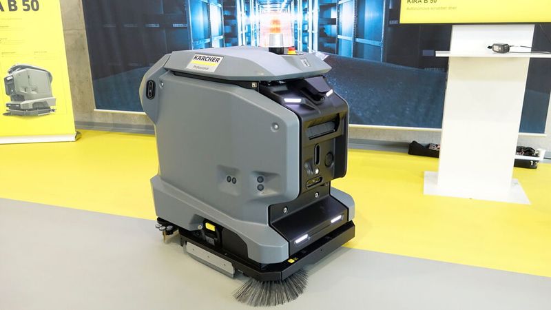 Anders als andere Reinigungsroboter reinigt der „Kira B 50“ nicht nur autonom beliebige Flächen. Er führt auch das Befüllen des Frischwassertanks, die Entleerung und das Spülen des Schmutzwassertanks sowie das Laden des Akkus selbstständig durch.  (Bild: Dominsky – VCG)