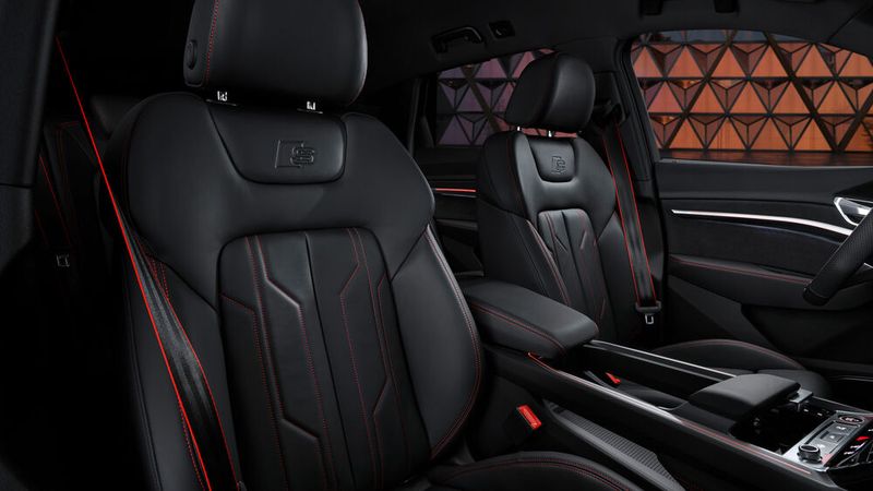 Die Sitze bestehen zum Teil aus recycelten PET-Flaschen oder ehemaligen Textilien. (Bild: Audi)