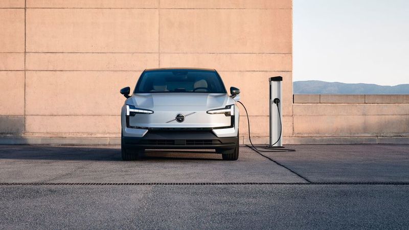 Die geschlossene Frontpartie unterscheidet sich deutlich von Volvos bisherigen vollelektrischen Recharge-Modellen. (Bild: Volvo)