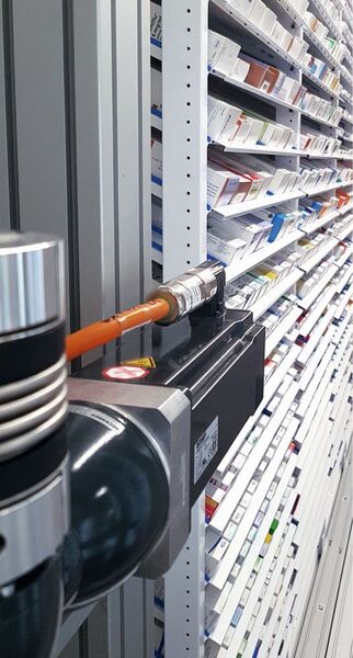 Die Servomotoren der Serie AM8000 mit One Cable Technology sorgen für die korrekte Positionierung des Roboters beim Handling der Arzneimittelpackungen.  (NewIcon Oy, Finnland)