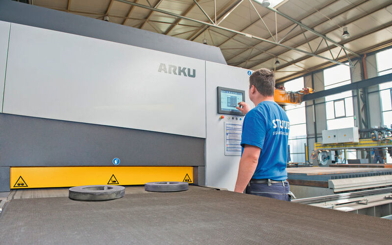 Sauber entgratete Brennschneidteile erhält die Eisen- und Stahlhandel Straub GmbH mit der Edgebreaker-Maschine von Arku. (Bild: Arku)