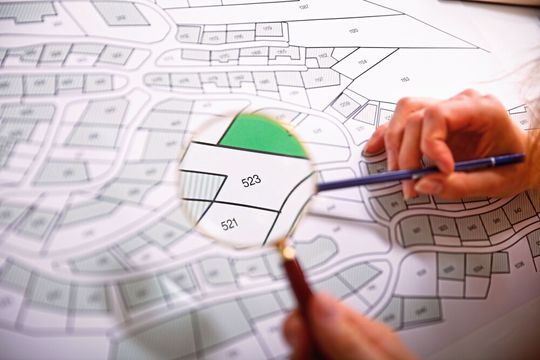 Bevor es mit dem Bau überhaupt losgeht, sollte genau überlegt werden, wo man baut. Auch beim Behördengang gibt es einiges zu berücksichtigen. Bevor es mit dem Bau überhaupt losgeht, sollte genau überlegt werden, wo man baut. Auch beim Behördengang gibt es einiges zu berücksichtigen.