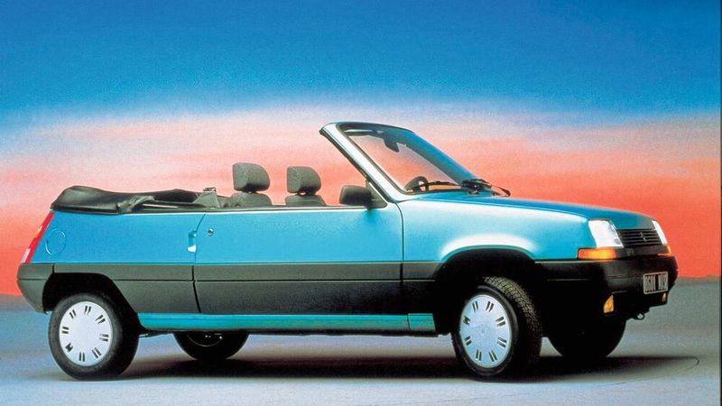 Zwischen Ende 1986 und Anfang 1991 hat die belgische Firma EBS auch eine Cabriolet-Version in einer Stückzahl von insgesamt 1.400 Fahrzeugen produziert. (Bild: Renault)