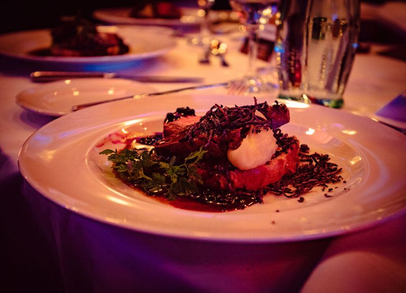 Vor der ersten Preisverleihung geht es mit dem kulinarischen Programm weiter, … (Bild: krassevideos.de / VIT)