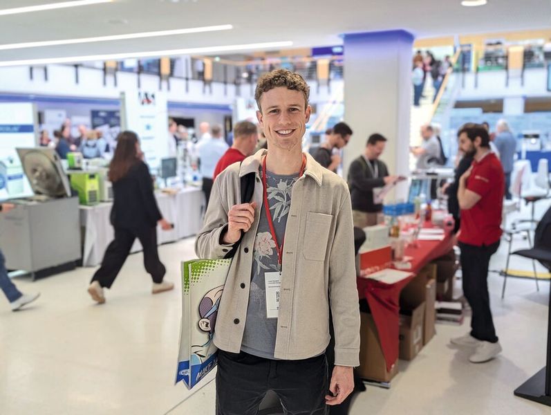Besucherstimmen der LAB-SUPPLY Münster 2026  Louis Percifull, Universität Münster:  „Ich habe schon viele Eindrücke gewonnen und viel mit Firmen geredet, deren Geräte wir verwenden. Bei einigen Geräten haben wir momentan technische Probleme, da habe ich hier schon viel Hilfe bekommen und Servicebroschüren mitgenommen – Fast wie ein Support-Termin, nur bei allen Anbietern gleichzeitig.“    Mehr Infos zu den kommenden LAB-SUPPLY-Messen finden Sie auf www.lab-supply.info (Bild: VCG – Lüttmann)