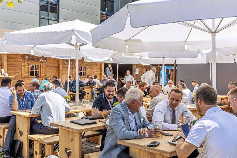 Besucher aus rund 300 Unternehmen setzten Fachgespräche gern im Fameta-Biergarten fort. (Bild: CNC Outlet Center)