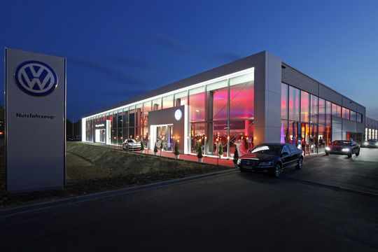 Modern und funktional: Die Koblenzer Autohandelsgruppe Löhr & Becker hat am Mittwoch das neue VW-Zentrum Mainz offiziell eröffnet. Das nach dem VW-Modularkonzept errichtete Gebäude entstand in nur zehnmonatiger Bauzeit. (Archiv: Vogel Business Media)