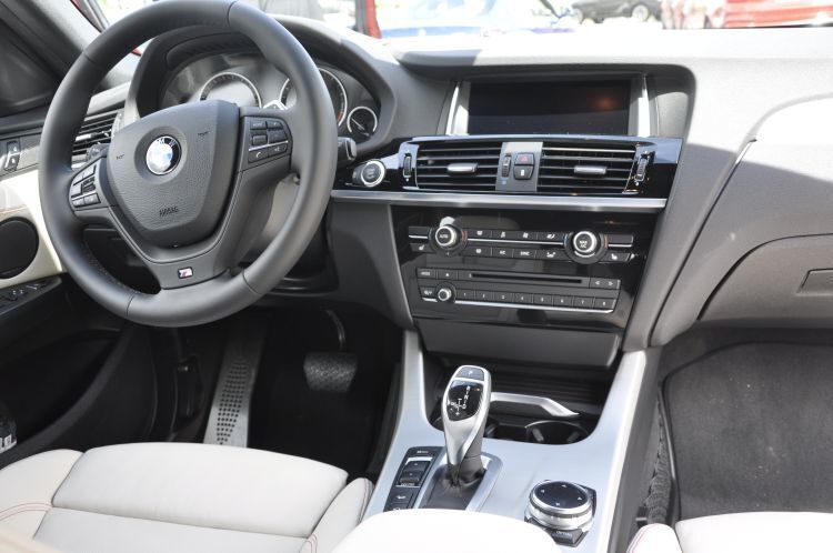Im Cockpit vernetzt BMW-Connected-Drive den Fahrer via Bordelektronik mit dem Fahrzeug und per Internet mit der Umwelt. (Foto: Richter)