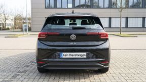 Mit Jobautos wird das Modell der Gehaltsumwandlung von Fahrrädern auf Pkw übertragen – ein vertrieblicher Ansatzpunkt für Händler. Um klassische Dienstwagen handelt es sich dabei nicht. (Bild: Gemini / KI-generiert)