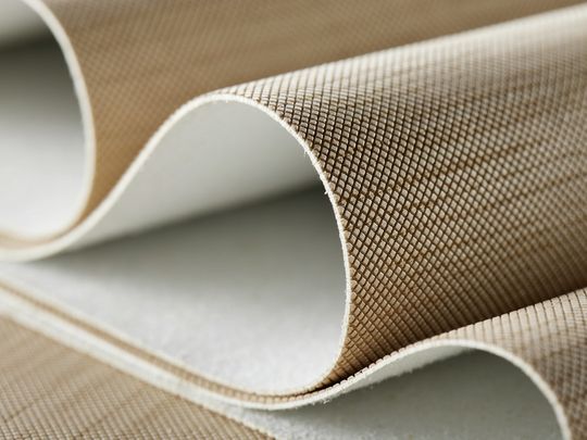 Der Werkstoff Nuo FlexHolz verbindet die natürliche Optik und Haptik von Holz mit textiler Flexibilität.(Bild:  DITF)