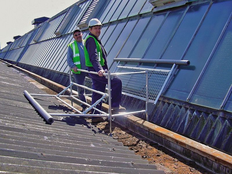 Das Easi-Dec-Sortiment bietet ein komplettes Sortiment an Systemprodukten für Arbeiten an Fassaden und auf Dächern an. (Bild: Kee Safety)