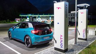 Ein Ladeangebot für Kunden aller VW-Volumenmarken: Volkswagen schafft eine einheitliche Tarifstruktur für Besitzer von E-Fahrzeugen der Marken VW, Seat/Cupra und Skoda. (Volkswagen)