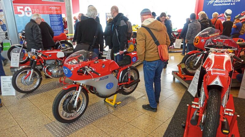 Die Bremen Classic Motorshow hat auch stets viel für Motorrad-/Mopedfans zu bieten. Dazu gehören etliche markenspezifische Auftritte von Zweiradclubs.  (Bild: Dominsky –  »kfz-betrieb«)