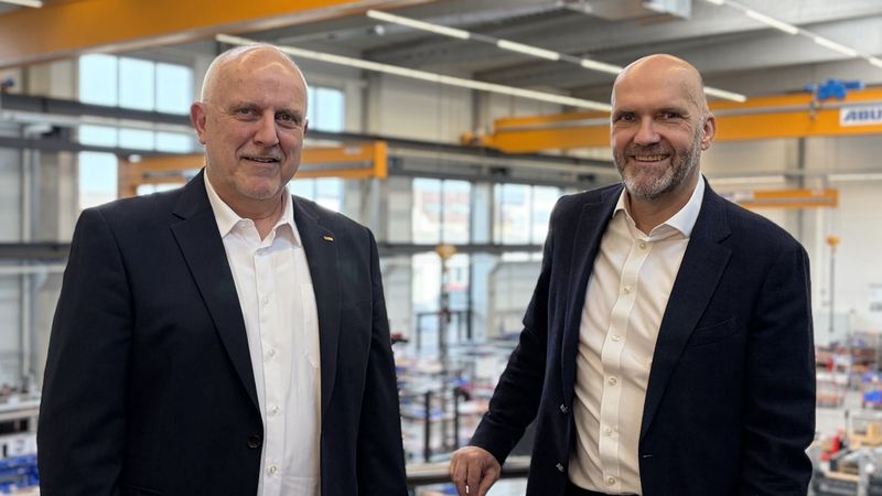 Die Geschäftsführung der Grenzebach Friction Stir Welding GmbH übernimmt Christian Herfert (links), der die beiden Wachstumsfelder bislang als Vice President verantwortet hat. Die Interims-Leitung der Grenzebach Additive Solutions GmbH liegt bei Dirk Burmann (rechts), SVP Finance & Administration.(Bild:  Grenzebach)