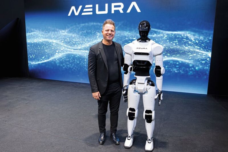 David Reger mit Humanoid 4NE1: Wer von beiden ist wirklich die Galionsfigur von Neura Robotics? (Bild: Neura Robotics)