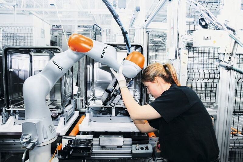 Platz 8:  	Top 10 der Roboterdichte: Deutschland auf Platz 3 – Die Roboterdichte gilt ein Indikator für den Automatisierungsgrad in der Fertigungsindustrie. Und sie steigt und steigt, wie der aktuelle World Robotics Report 2017 des internationalen Robotikverbandes IFR und das Top-10-Länderranking belegt.  (Kuka)