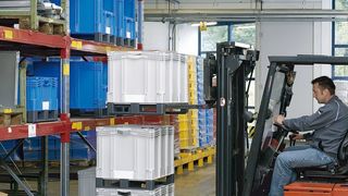 Die XL-Behälter lassen sich per Stapler einfach handhaben. Für das Handling können sie in Doppelbodenausführung mit Kufen ausgerüstet werden.  (Bild: Bito)